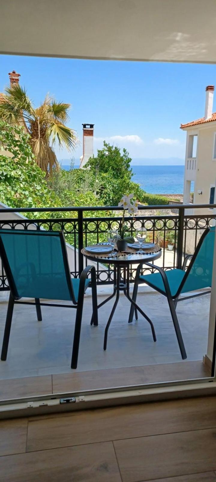 Seaview Luxury Apartment with private parking photo 4
