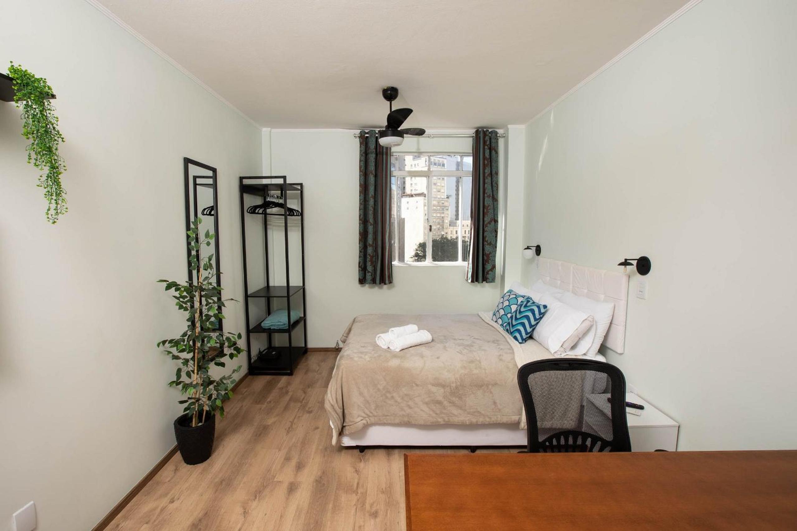 Prédio central com apartamentos reformados