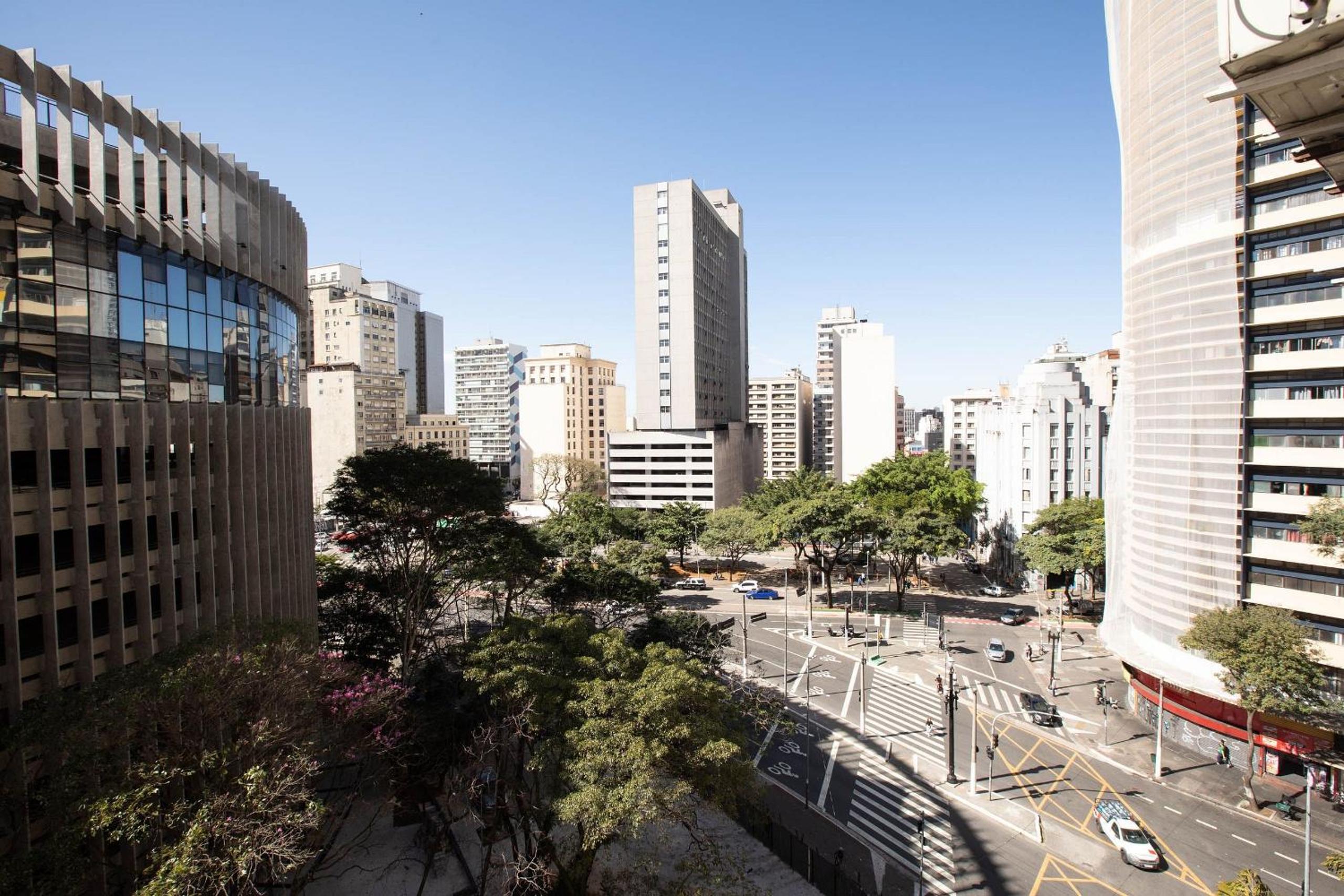 Prédio central com apartamentos reformados