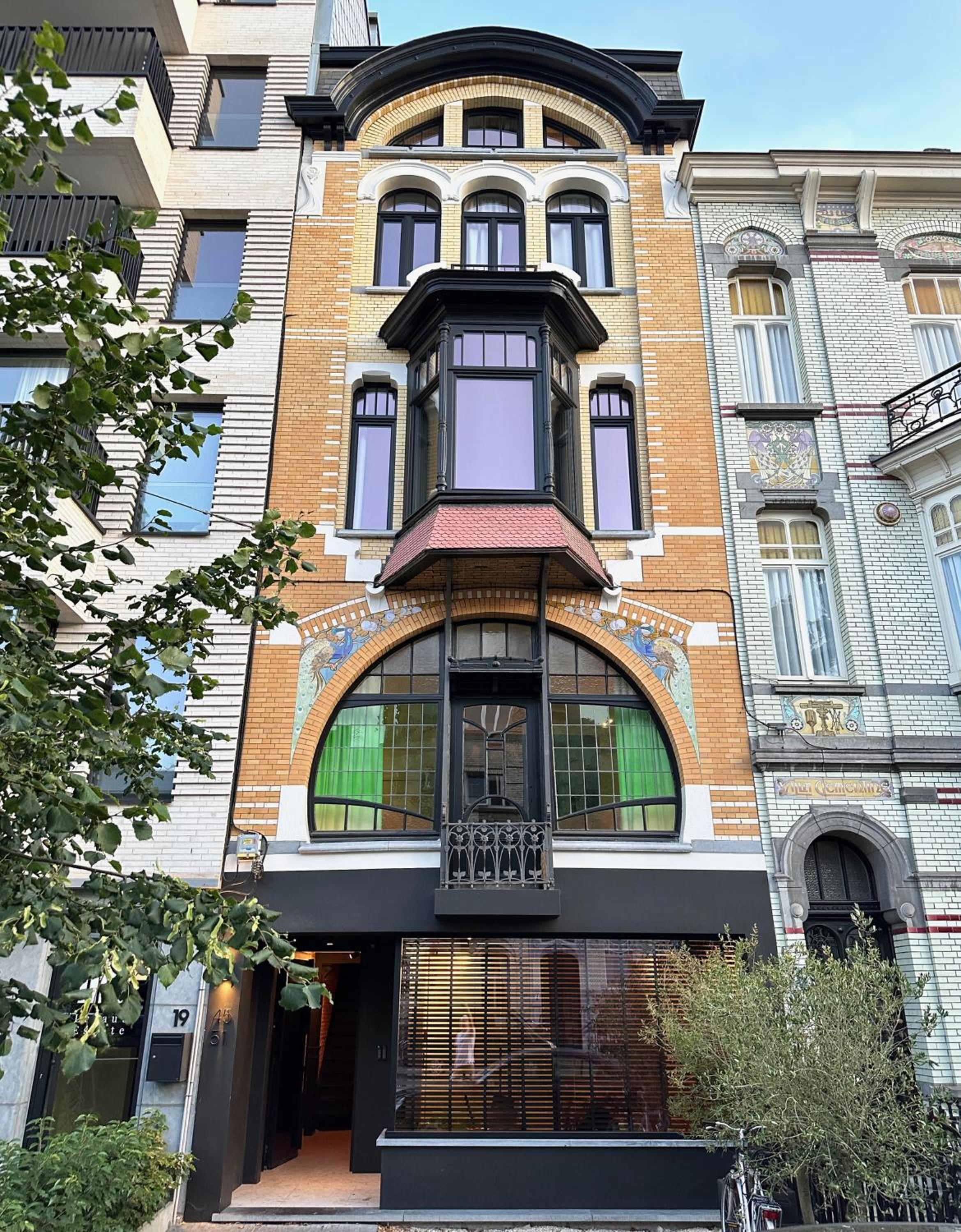 Historic 3 Bedroom Art-Nouveau Apartment with Airconditioning - Walk to Station Gent Sint-Pieters & Close to City Centre