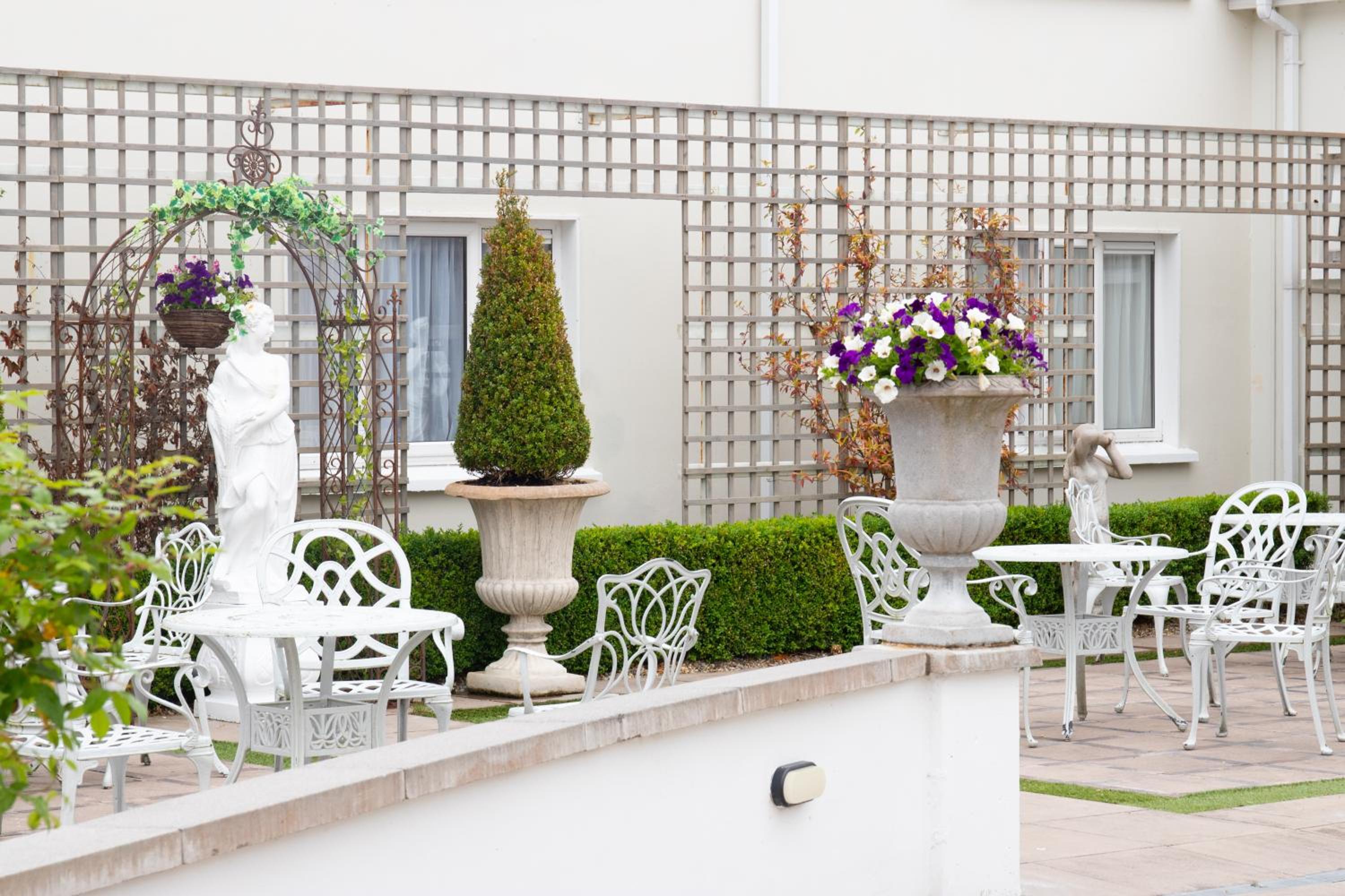 Hotel Killarney Oaks Hotel - Image 1