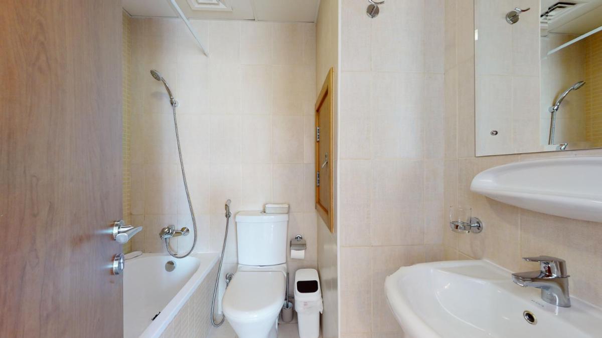 LS32 - Bright 1BR in Lake Side Tower D