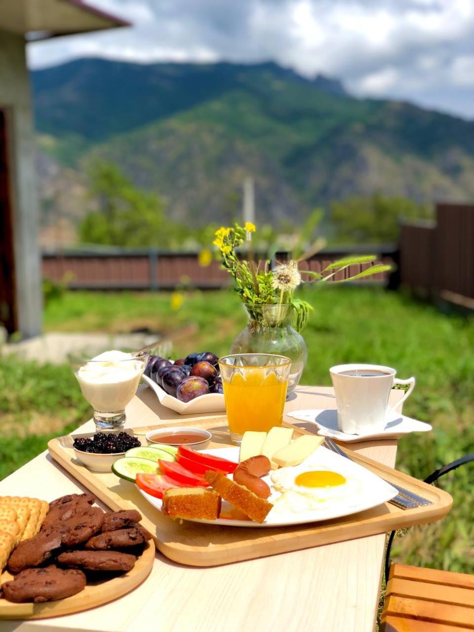 VaLiVa Sanahin Guest House