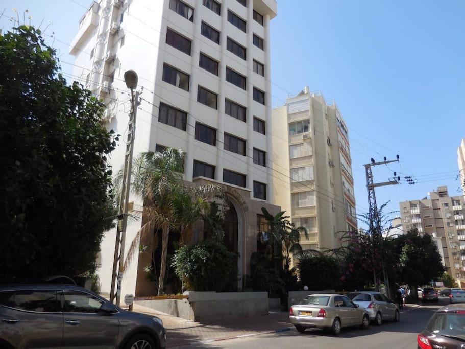 Bel appartement Kikar Hatzmaout, centre et plage view 3