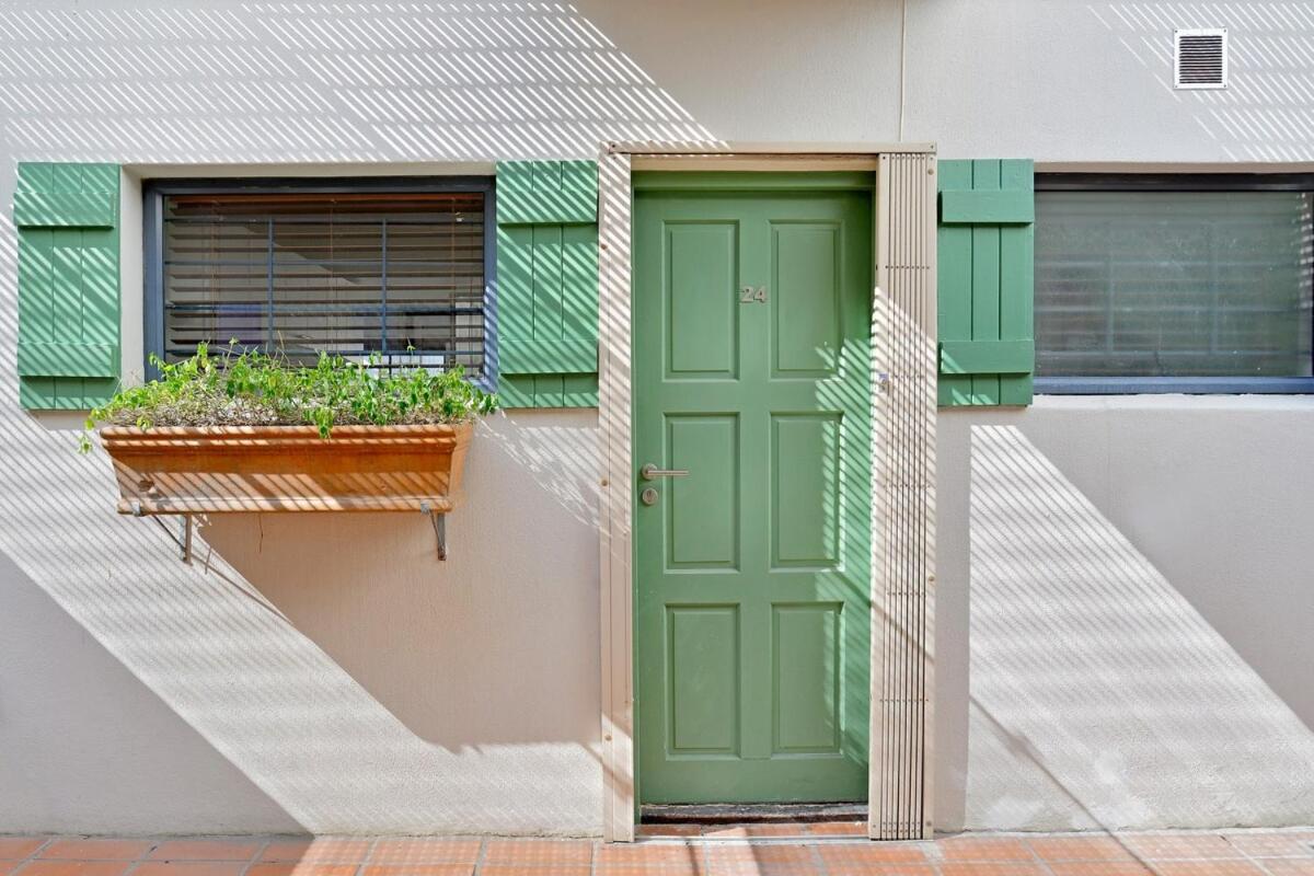 Modern Apt with Garden Pool and Gym in Sea Point view 2