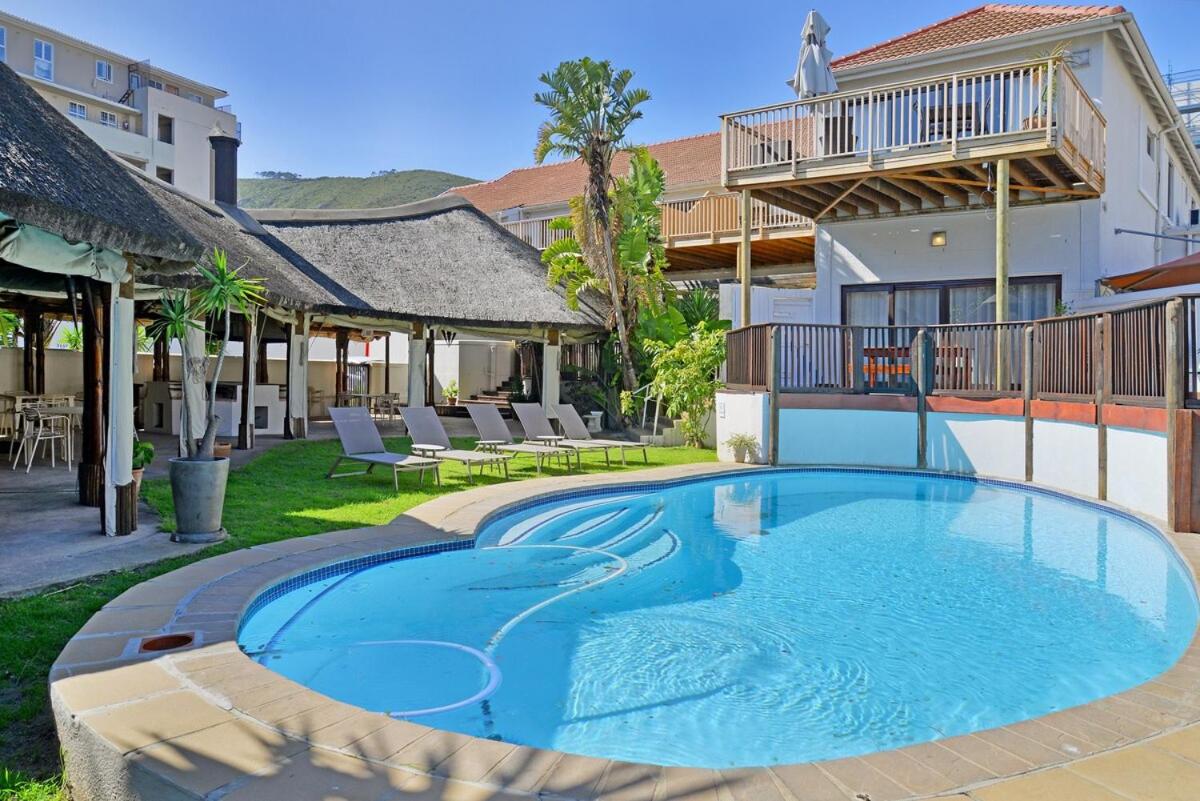 Modern Apt with Garden Pool and Gym in Sea Point view 3