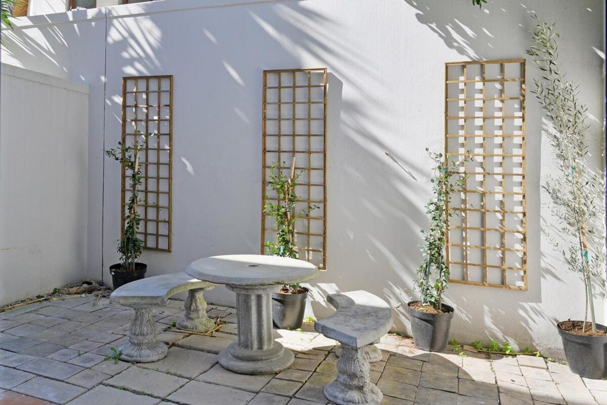 Modern Apt with Garden Pool and Gym in Sea Point view 4