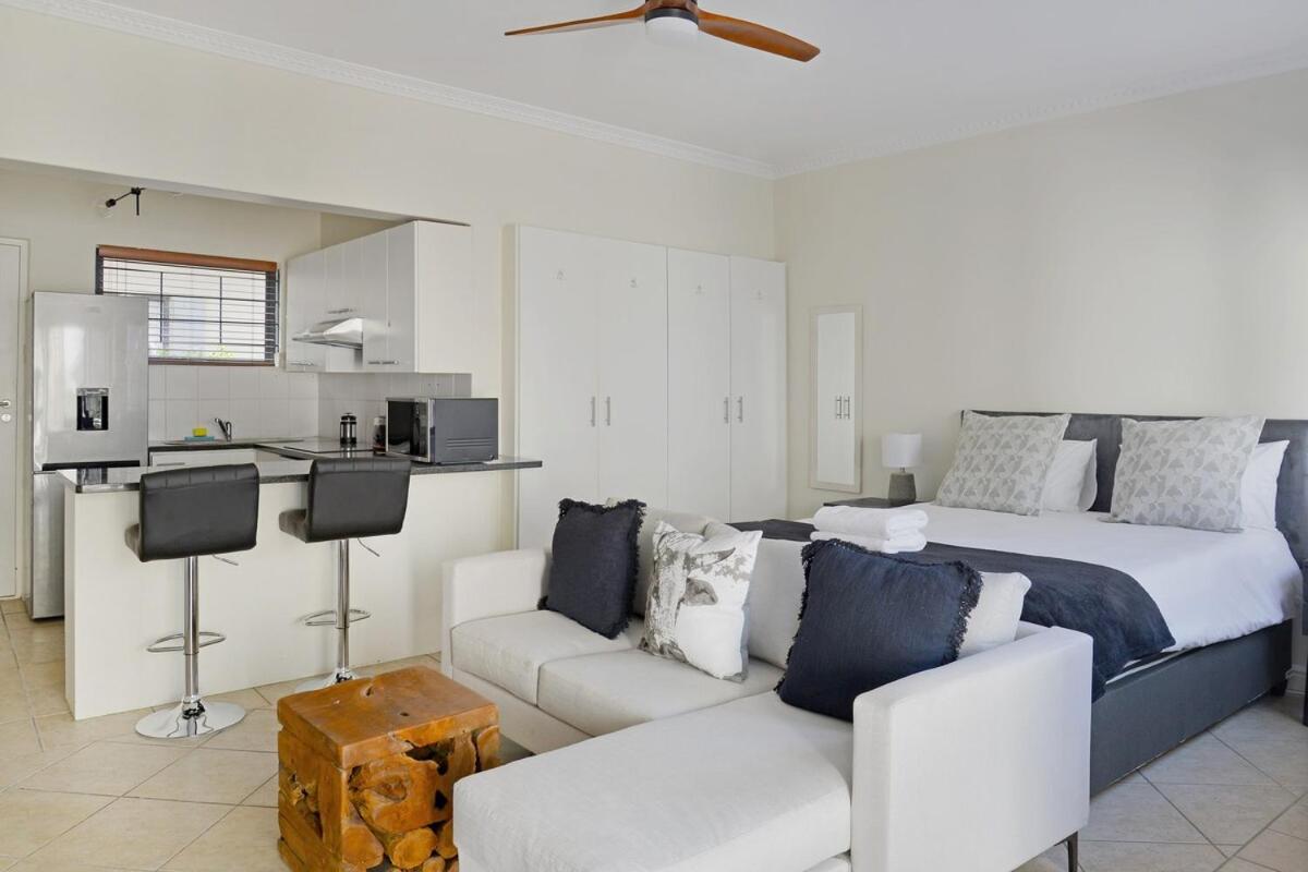Modern Apt with Garden Pool and Gym in Sea Point view 5