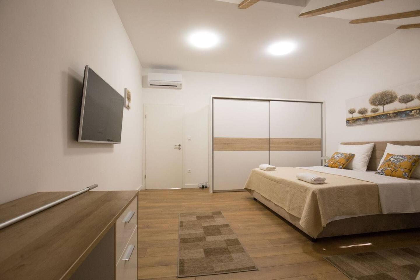 Apartment Ten
