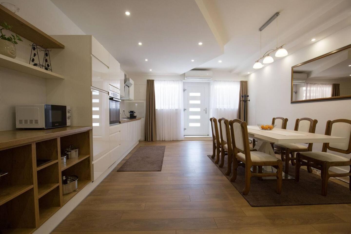 Apartment Ten