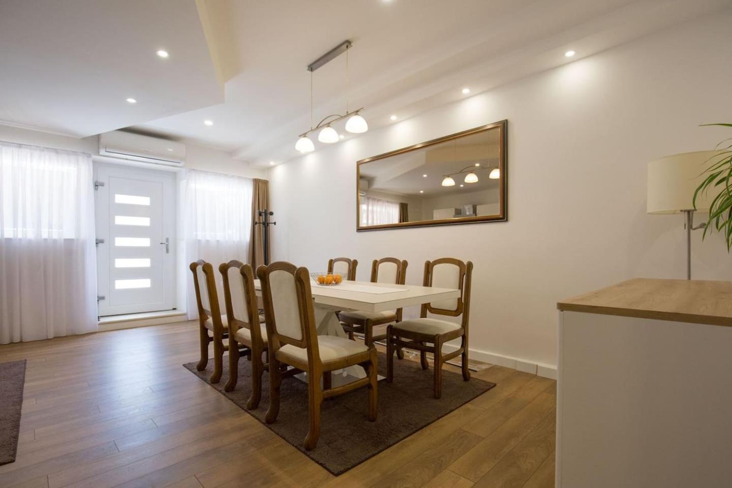 Apartment Ten