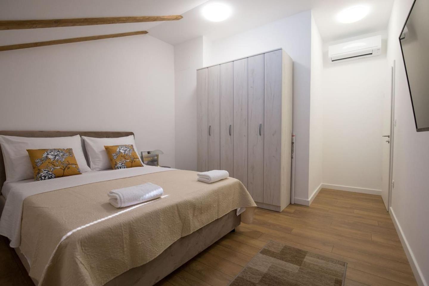 Apartment Ten