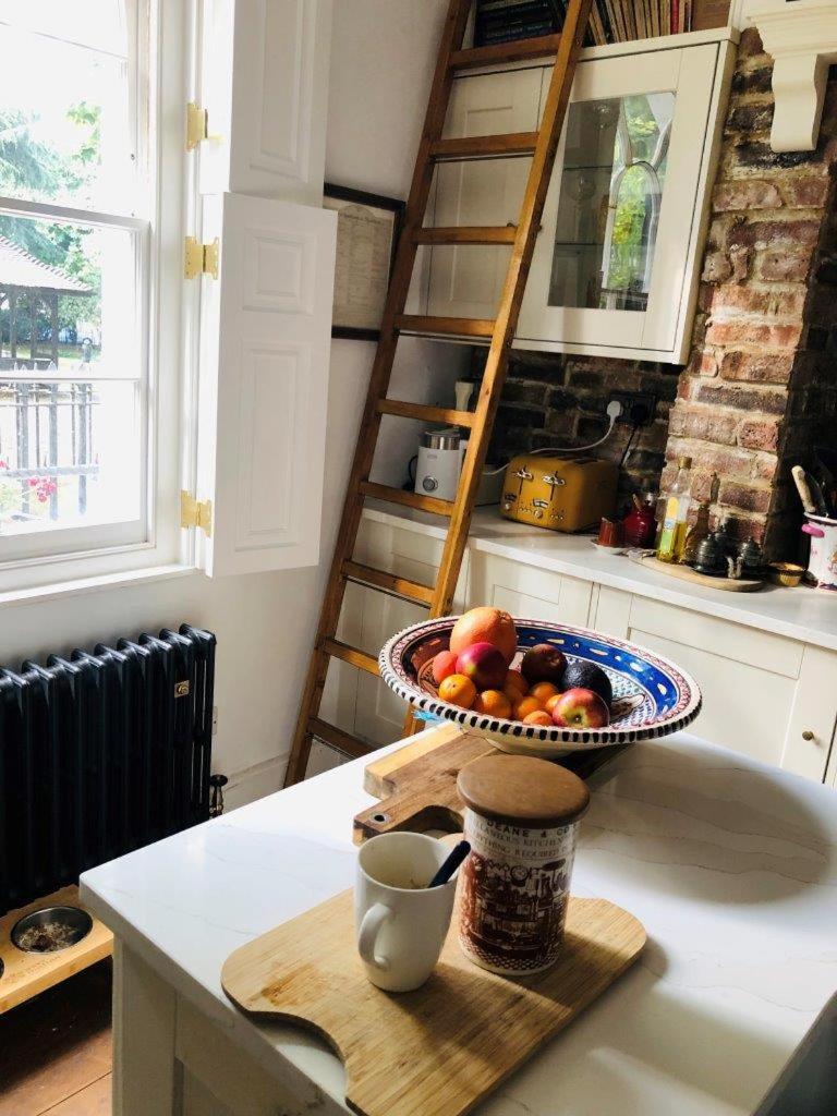 Gorgeous Grade II Listed Georgian House - Leafy Square Views - Central London