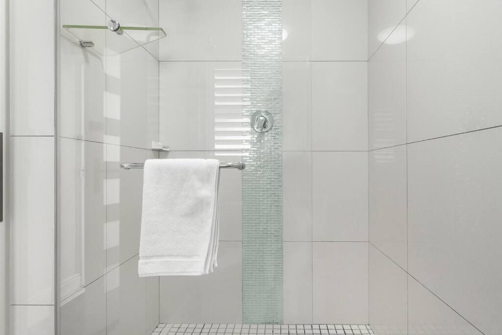 3 Anchor Bay 250m from Ocean Sunsets and Promenade view 5