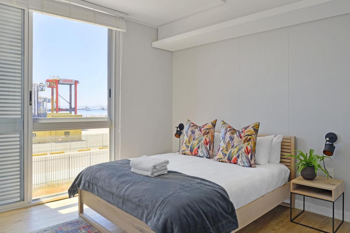 Modern 1-Bed V&A Waterfront Canal & Harbor Views view 2