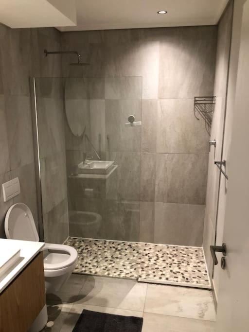 seapoint 2 bedroom, 3 bed, 3 air-con,free wi-fi,free parking view 5