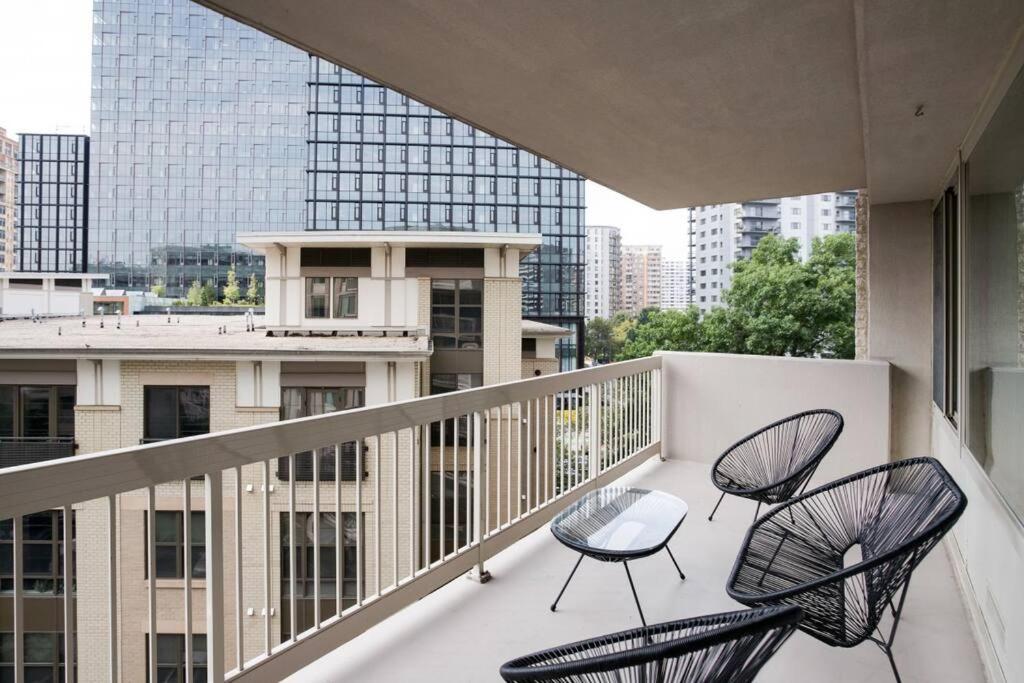 Modern & Spacious 2BR + Den Condo @Crystal City