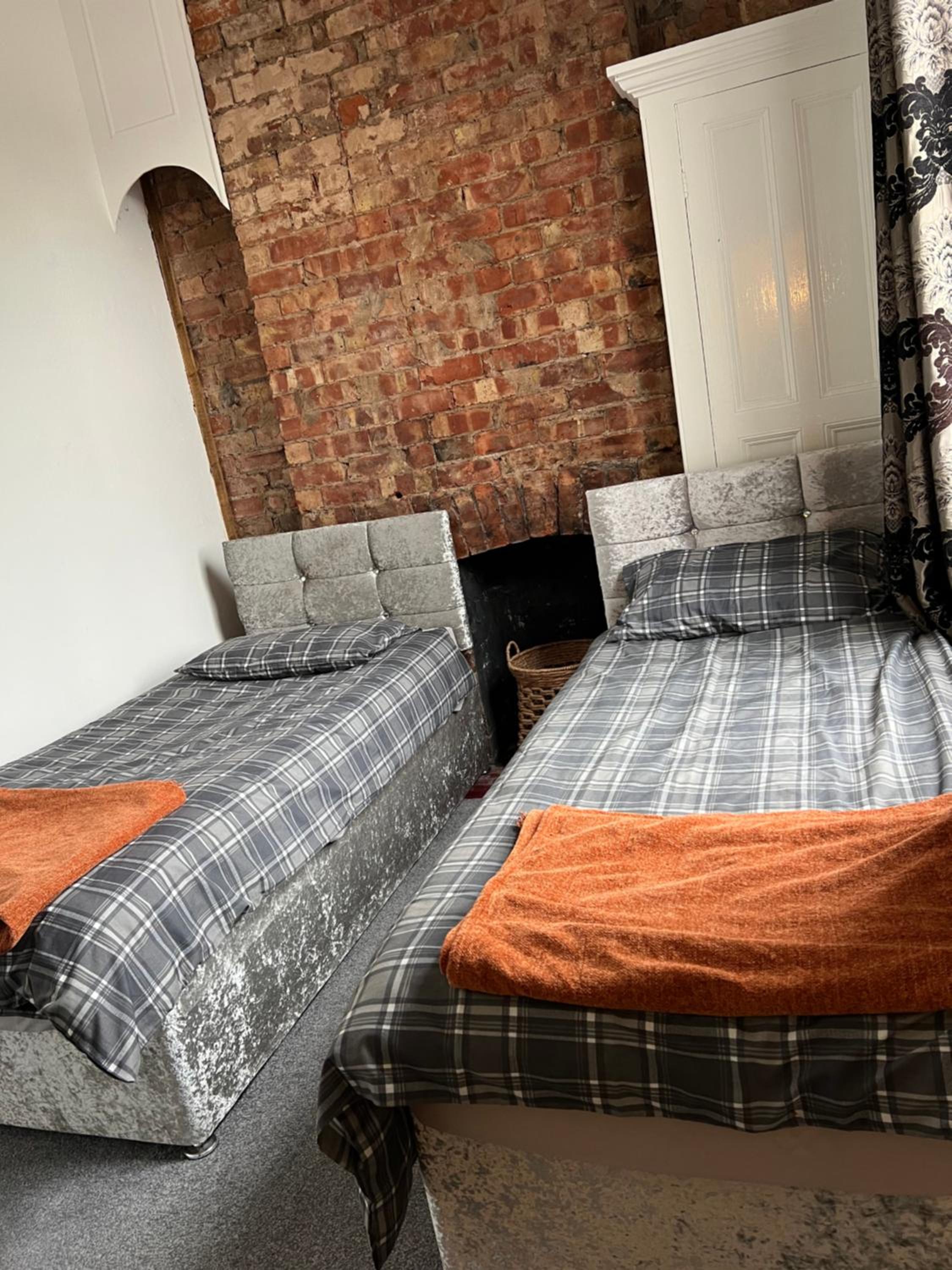 Quigley Buildings - Stylish Entire 2 bed House sleeps 5 Wigan - Private Garden - Free parking - Wifi - Secure garden view 4
