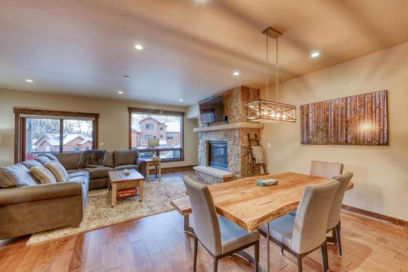 The Alders Townhomes In East Keystone - Luxury 3 Bedroom Den