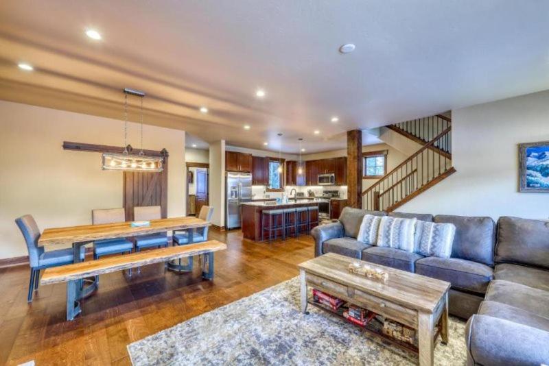 The Alders Townhomes In East Keystone - Luxury 3 Bedroom Den