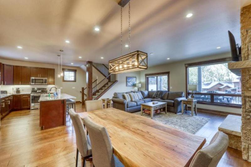 The Alders Townhomes In East Keystone - Luxury 3 Bedroom Den