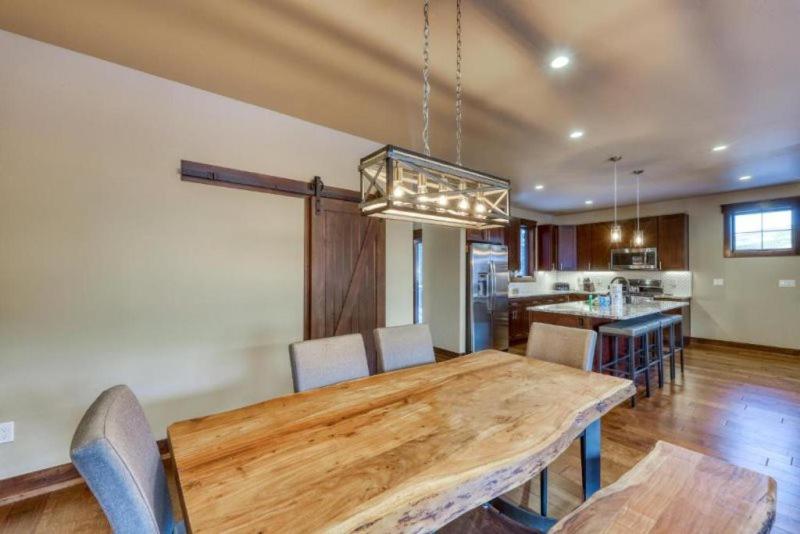 The Alders Townhomes In East Keystone - Luxury 3 Bedroom Den