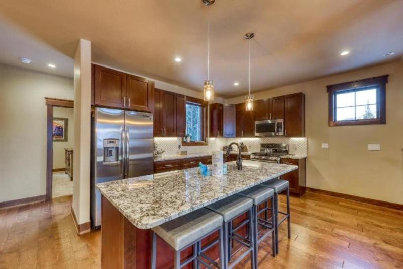 The Alders Townhomes In East Keystone - Luxury 3 Bedroom Den