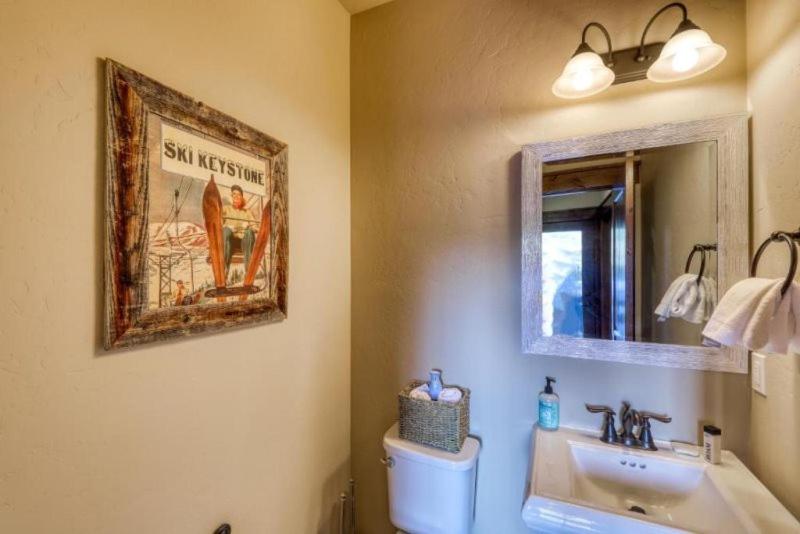 The Alders Townhomes In East Keystone - Luxury 3 Bedroom Den