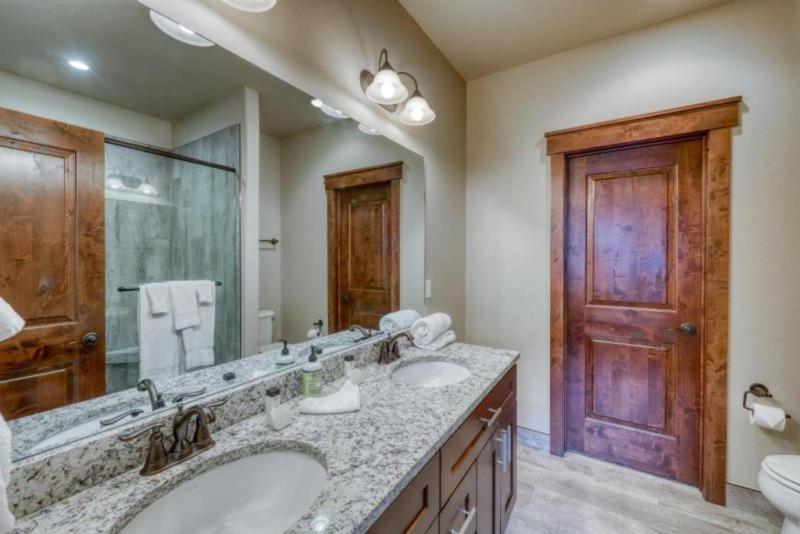 The Alders Townhomes In East Keystone - Luxury 3 Bedroom Den