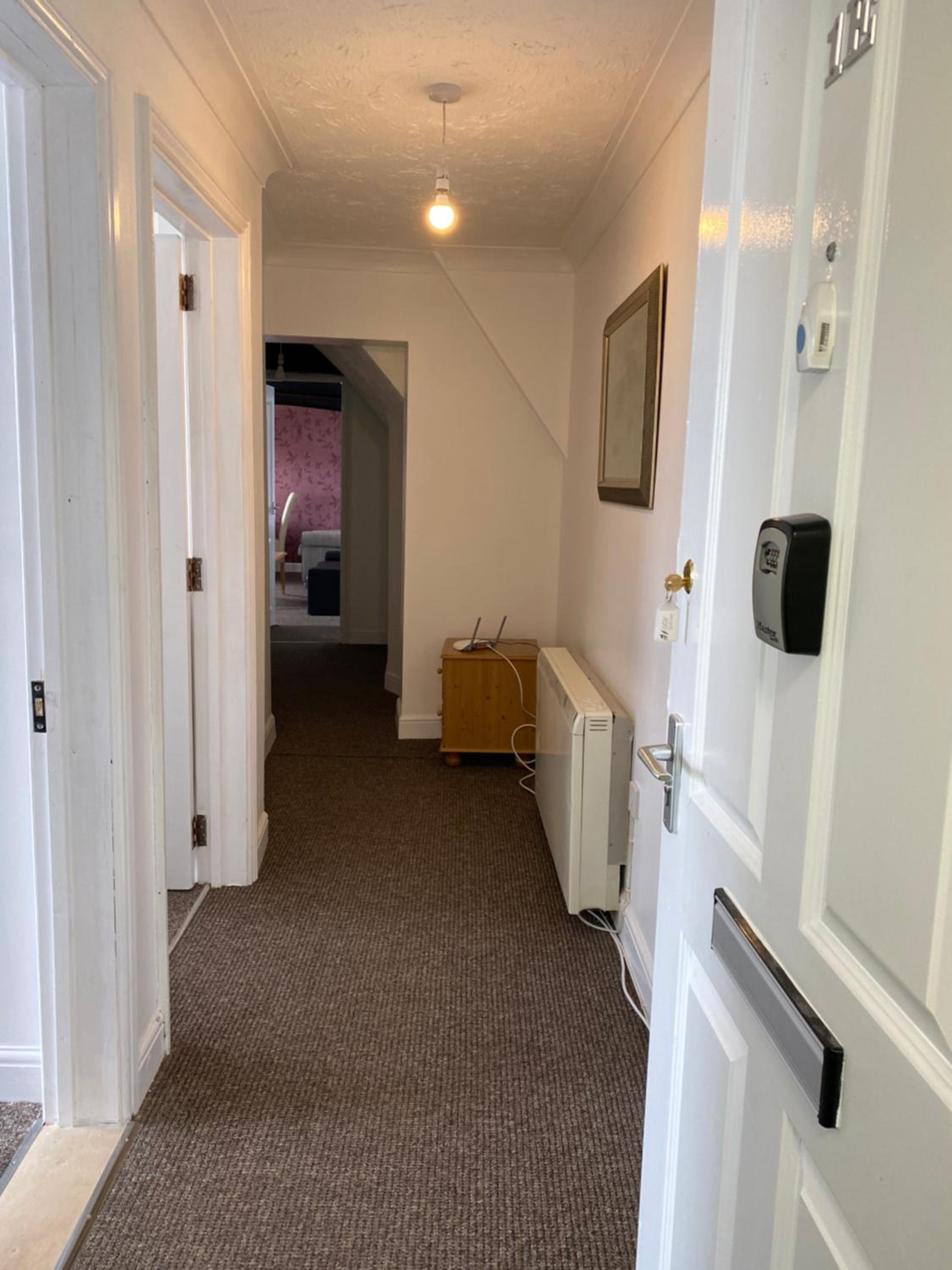 Spacious One Bedroom Flat with River View, 1E view 3
