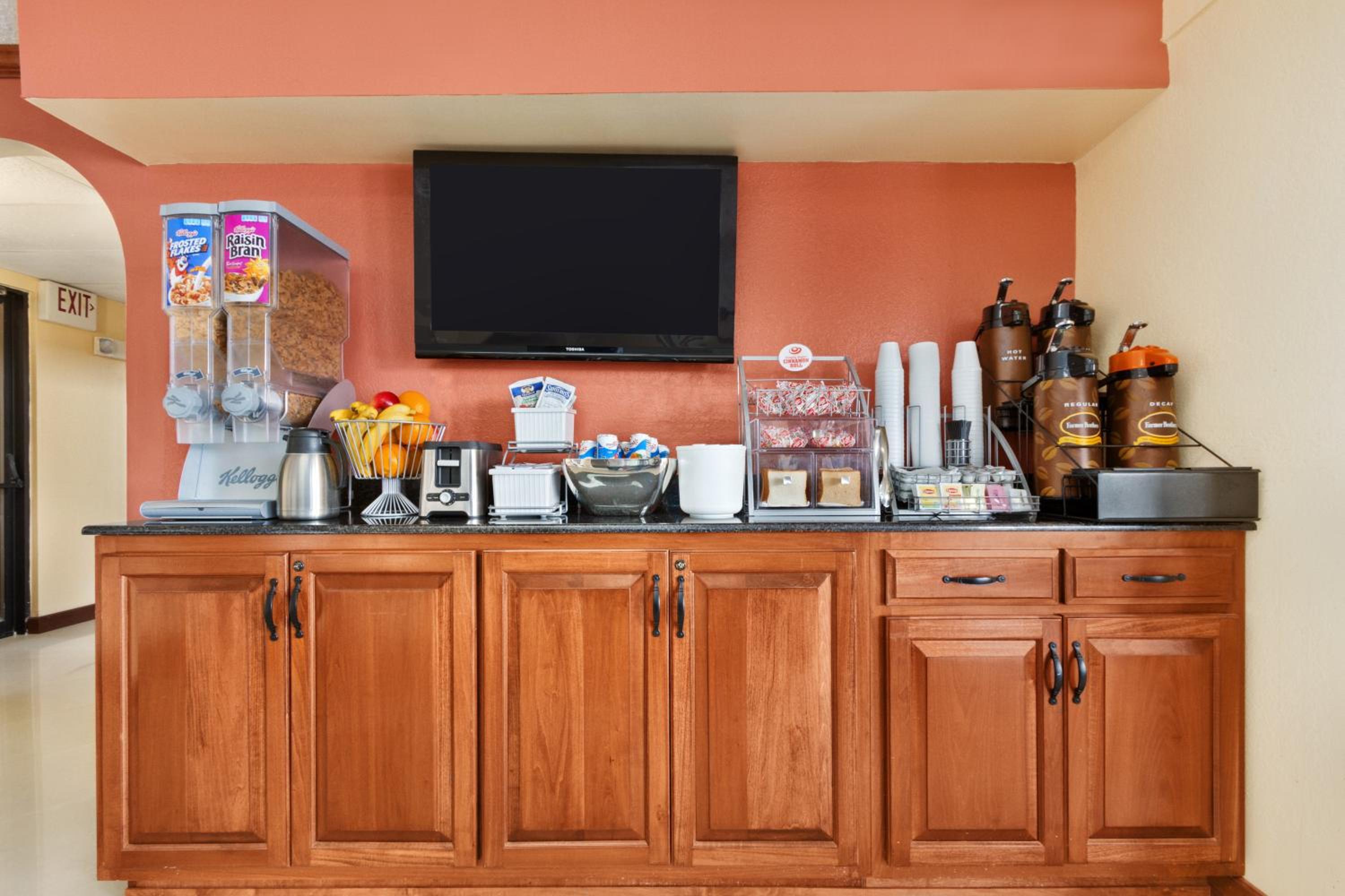 Waycross Vacations - Super 8 by Wyndham Waycross GA - Property Image 7