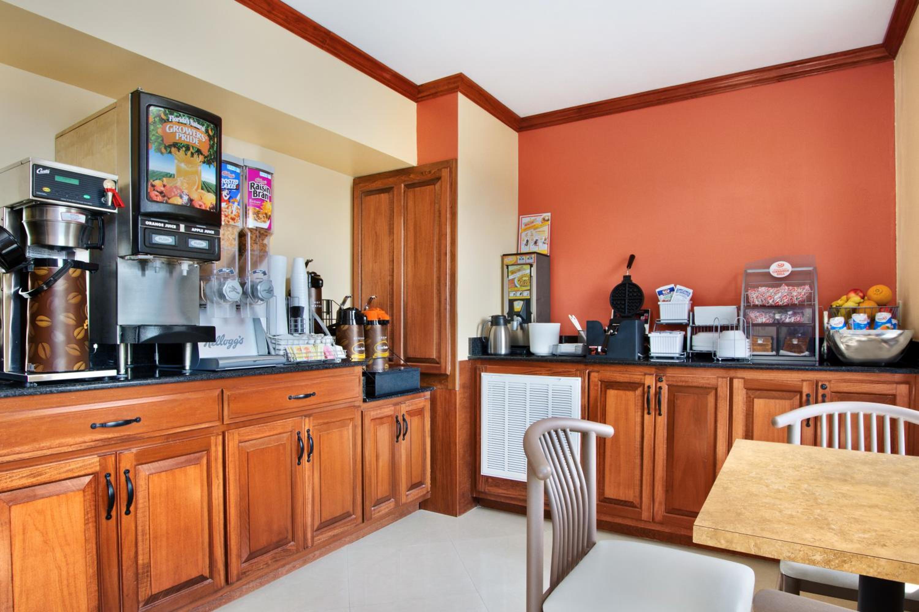 Waycross Vacations - Super 8 by Wyndham Waycross GA - Property Image 6