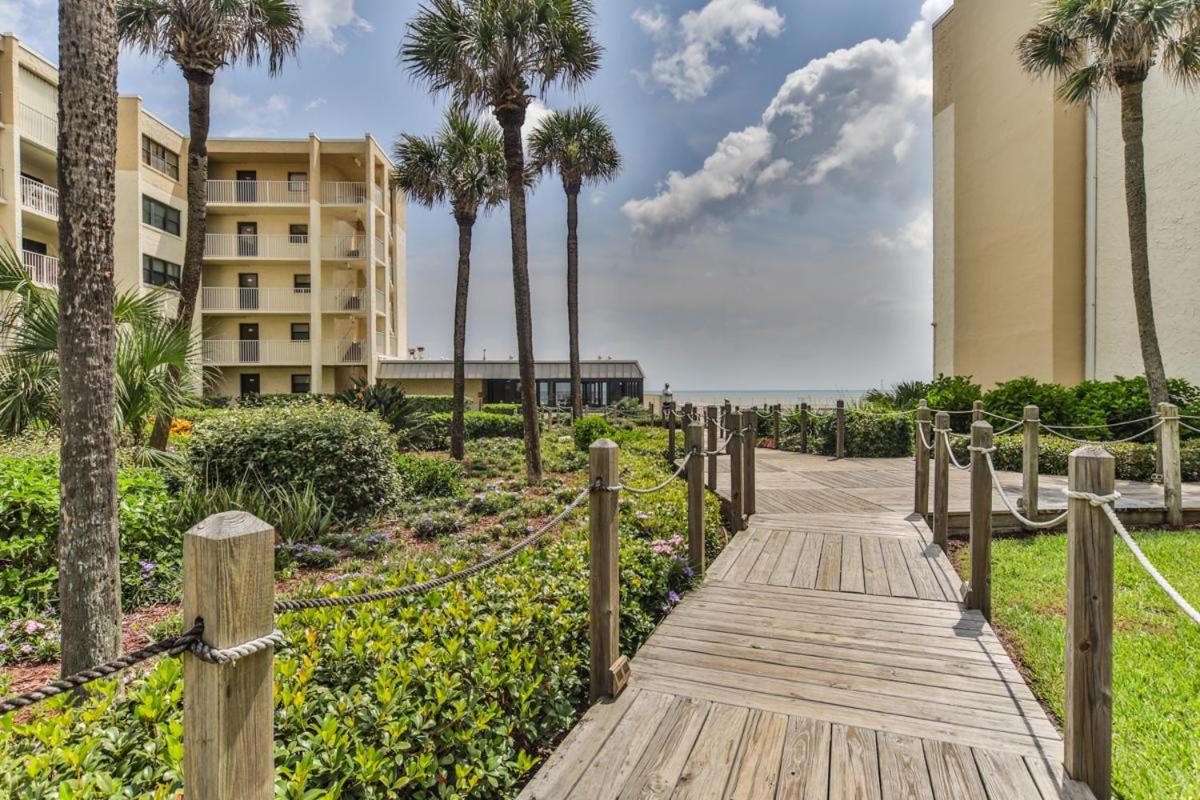Lovely 2 Bedroom 2 Bath Castle Reef Condo view 4