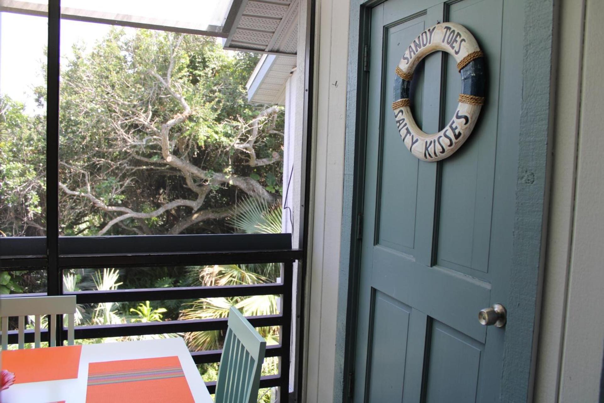 Sea Woods Large 1 Bedroom Condo And A Whole Lot Of Amenities! view 5