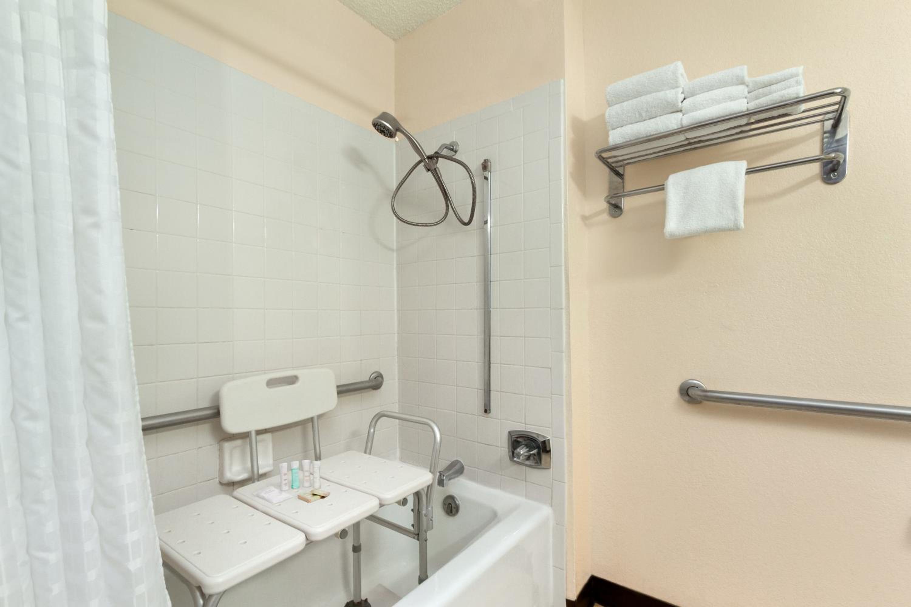 Waycross Vacations - Super 8 by Wyndham Waycross GA - Property Image 3
