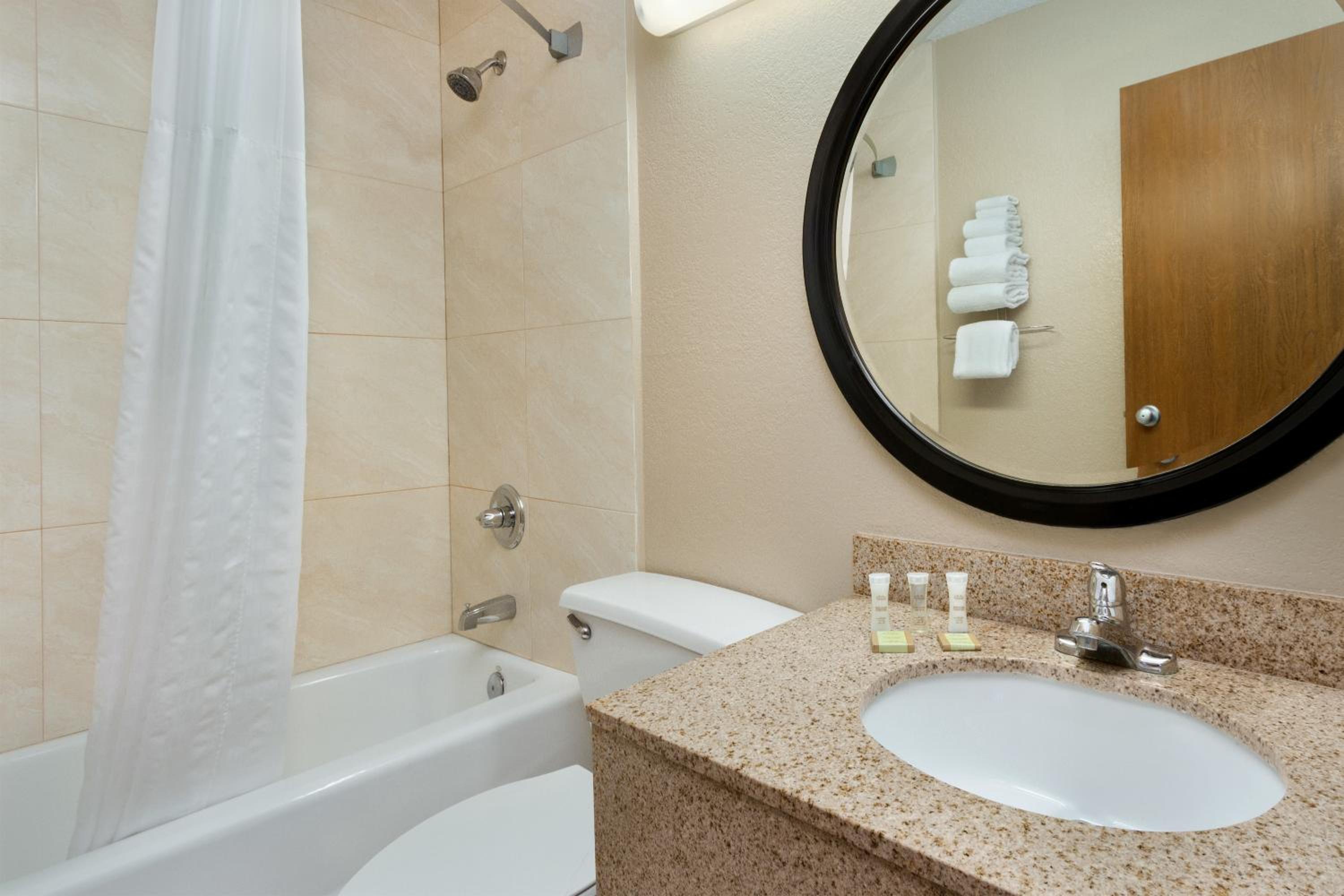 Waycross Vacations - Super 8 by Wyndham Waycross GA - Property Image 4