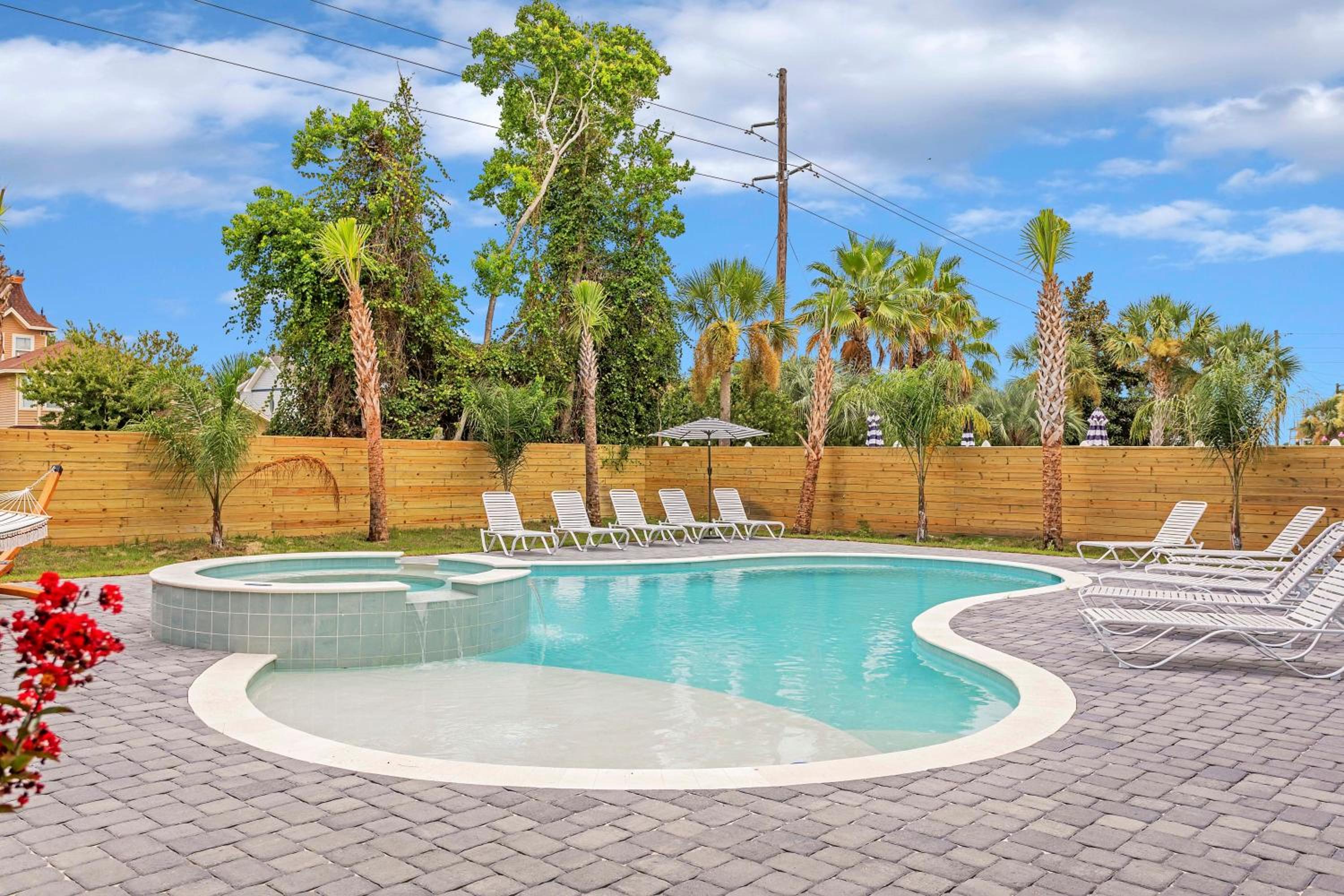 Luxury home w Pool Spa Golf Cart 3 Min to Beach view 4