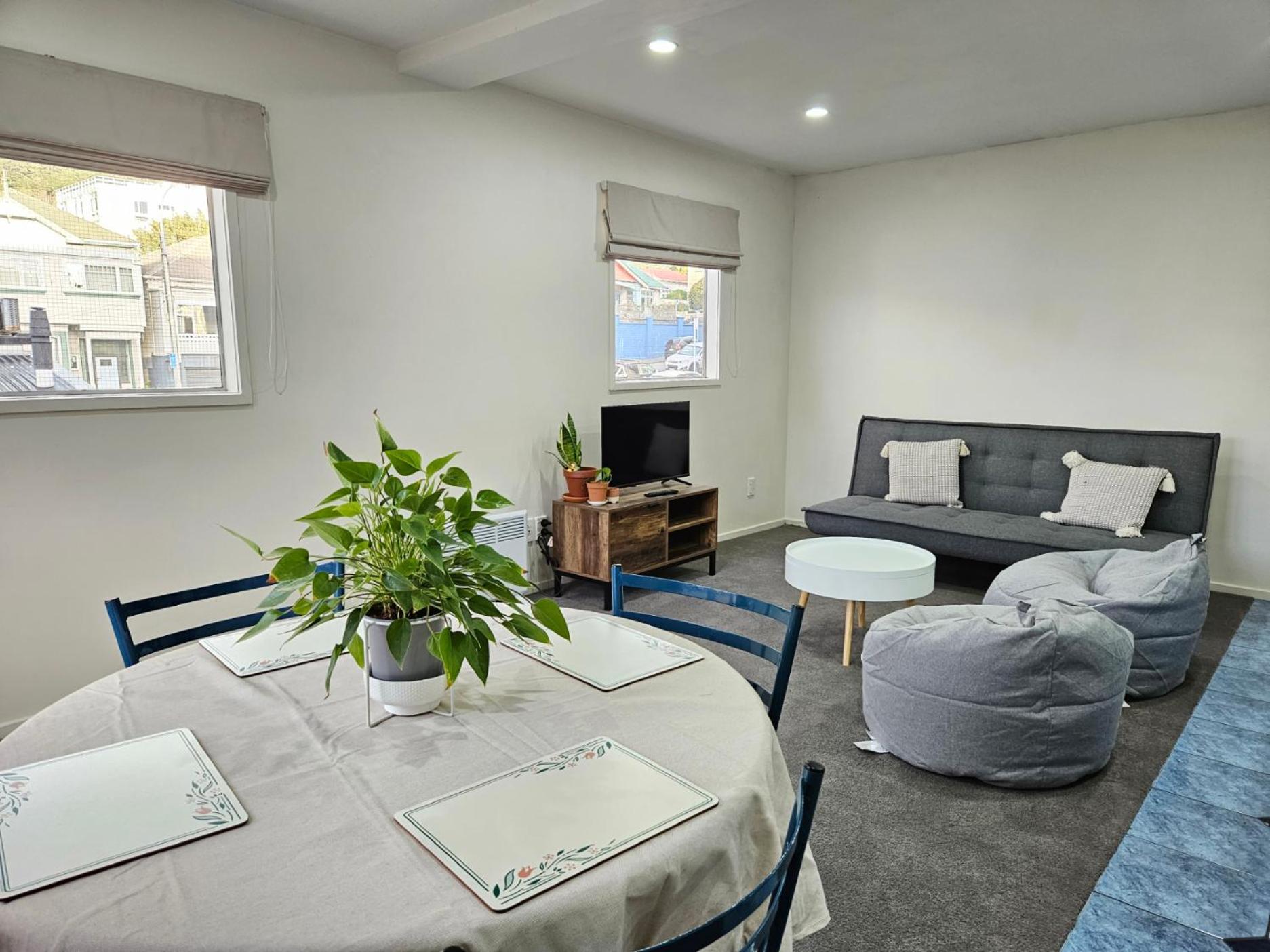 Wellington Vacations - 4 Bedrooms, VERY Central Townhouse! - Property Image 7