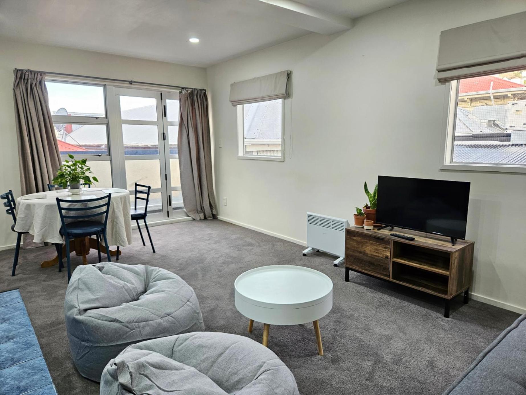 Wellington Vacations - 4 Bedrooms, VERY Central Townhouse! - Property Image 1