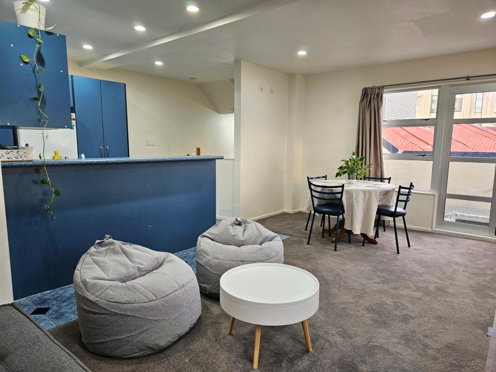 Wellington Vacations - 4 Bedrooms, VERY Central Townhouse! - Property Image 2