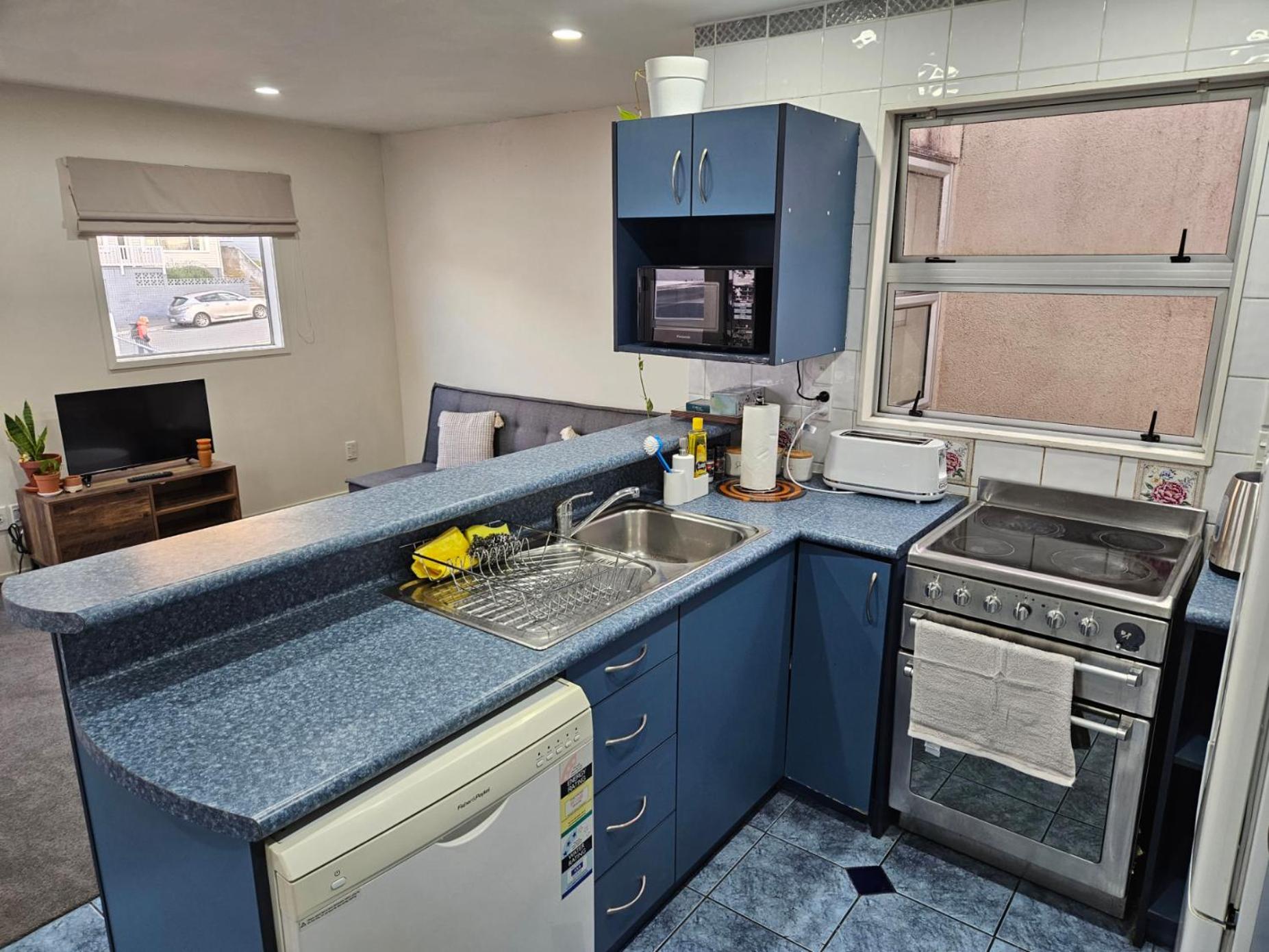 Wellington Vacations - 4 Bedrooms, VERY Central Townhouse! - Property Image 3