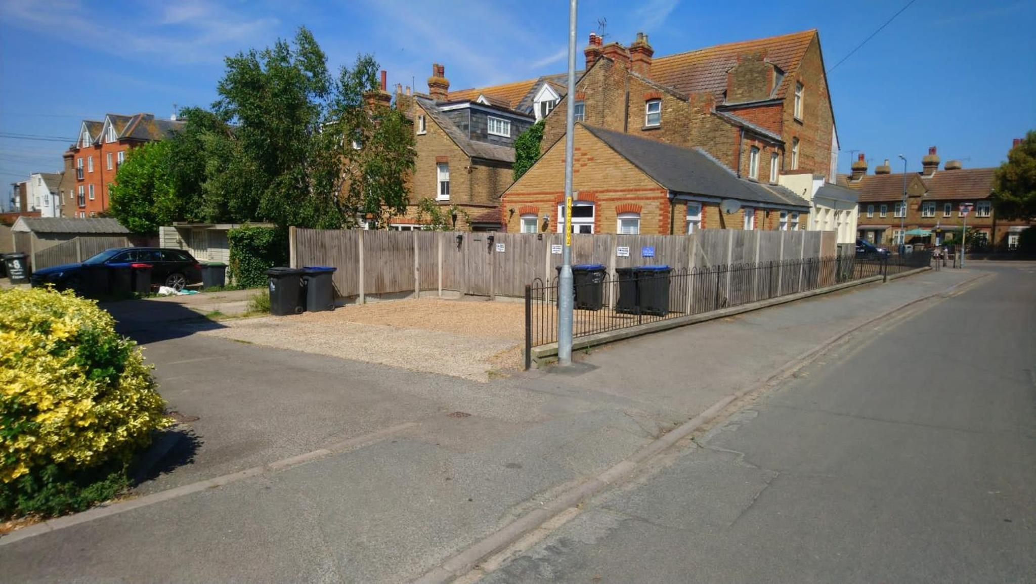 Salty Shore by the Beach in Whitstable with Parking Space