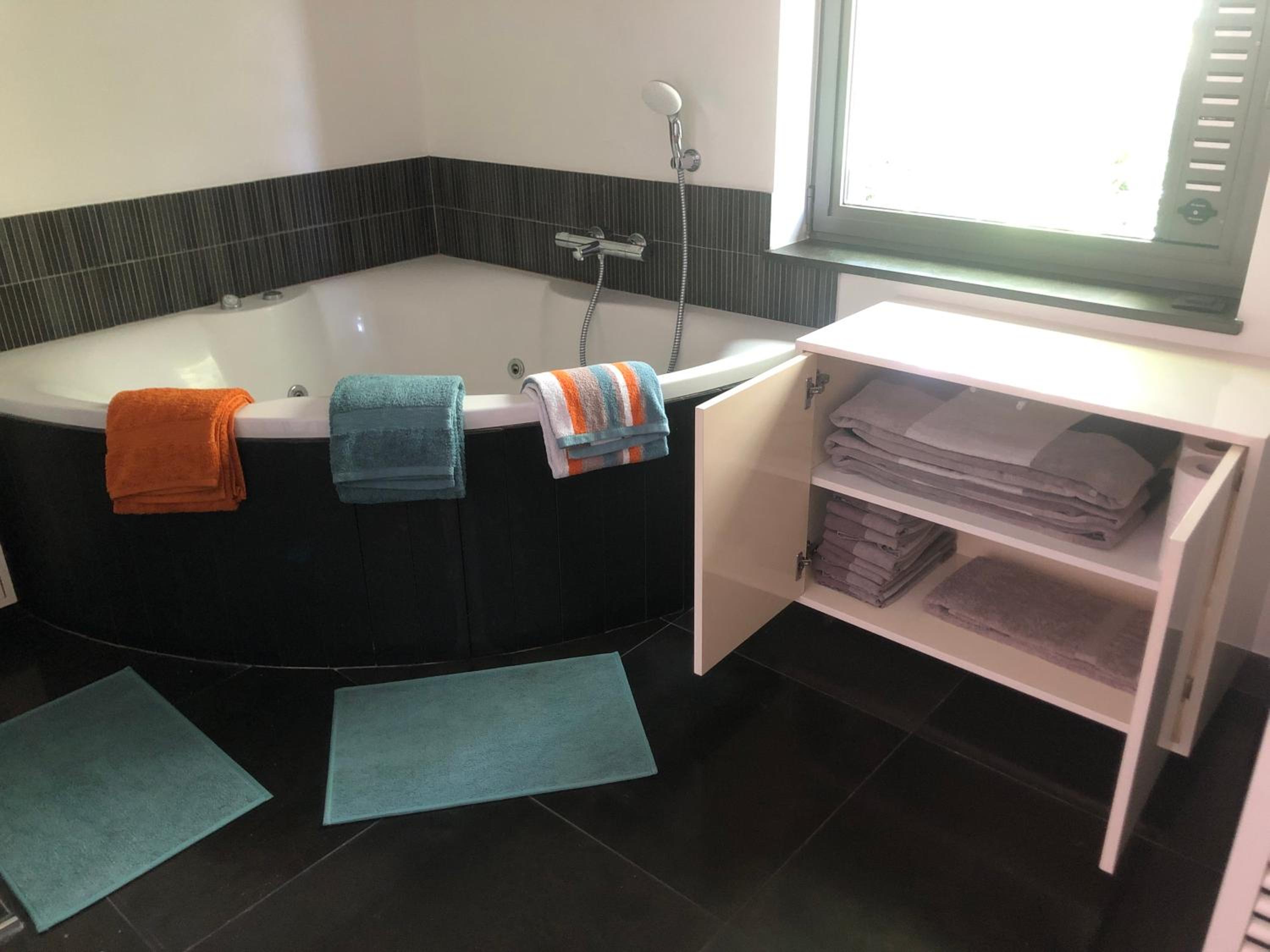landelijke villa met zwembad en gezellige openhaard