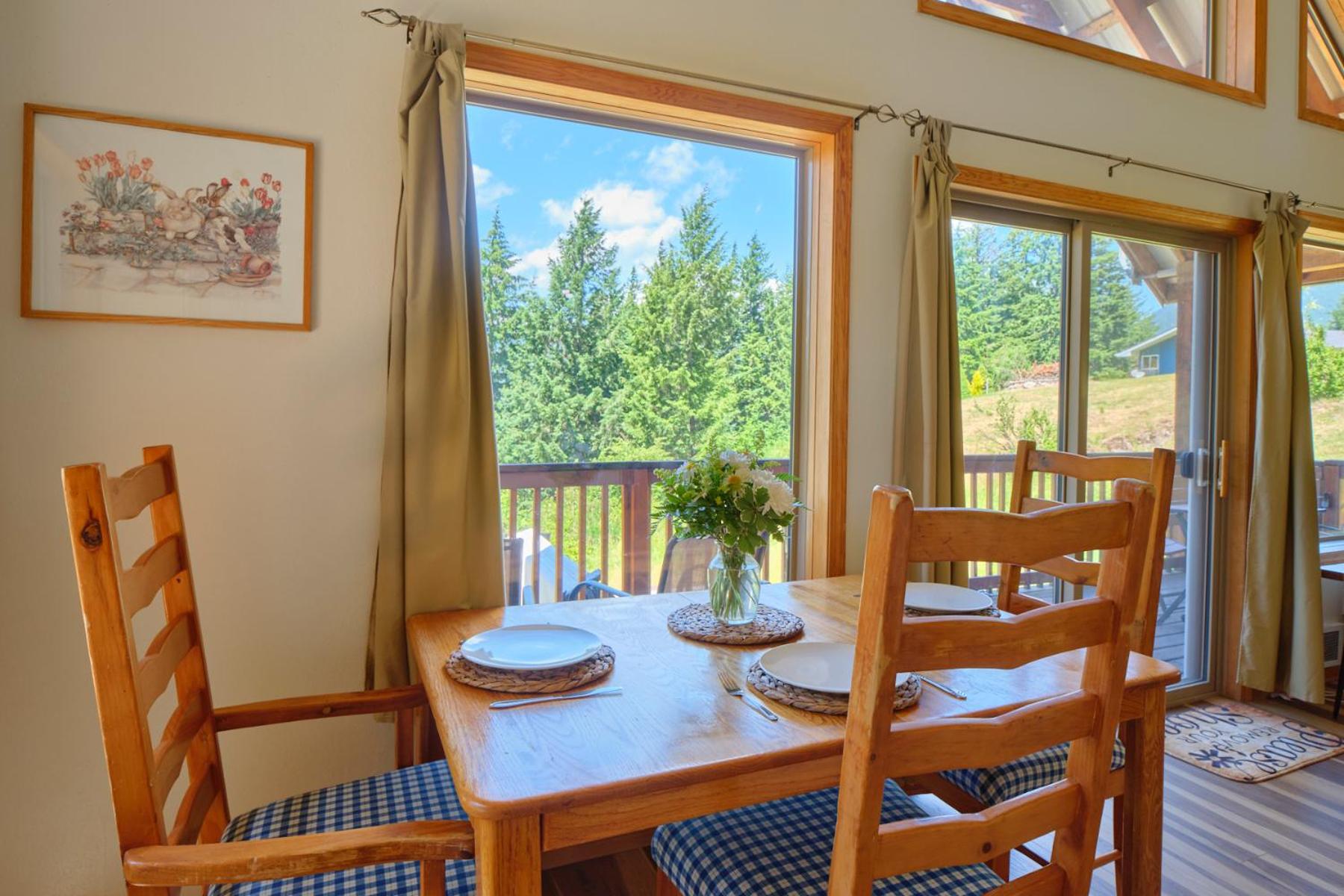 Mountain View Cabin, Hot Tub at White Pass Resort, Mt Rainier view 4