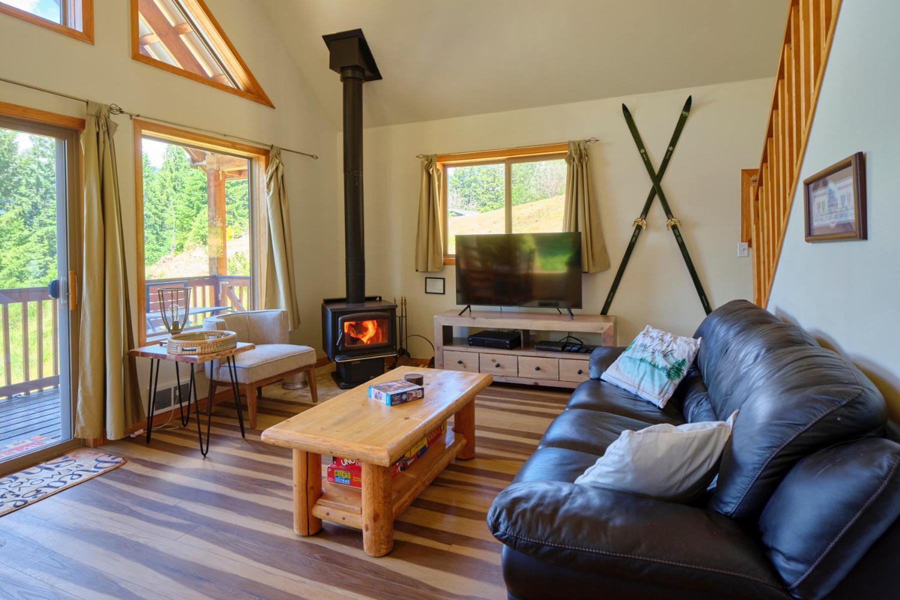 Mountain View Cabin, Hot Tub at White Pass Resort, Mt Rainier view 3