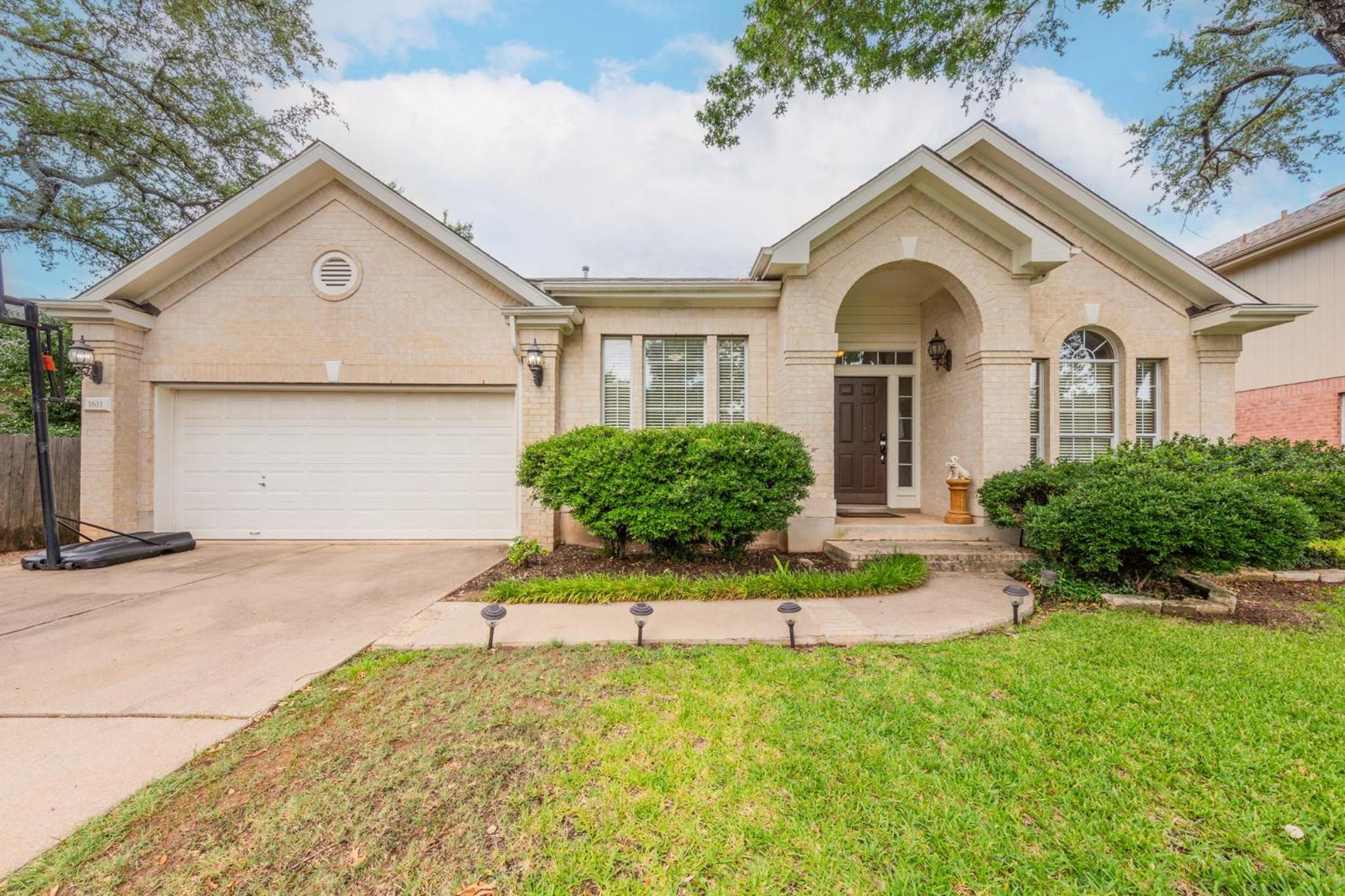 Spacious Pet Friendly Home with Awesome Gameroom and Office Space - Near Lake view 2