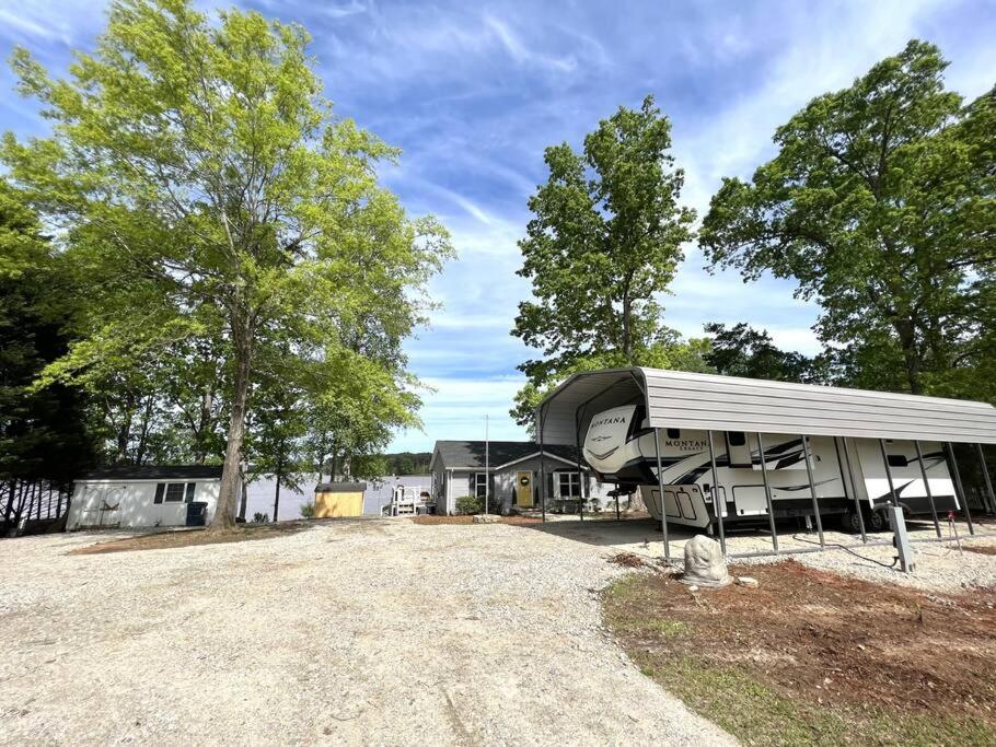 Turtle Town Bungalow on Lake Murray - RV Parking Available