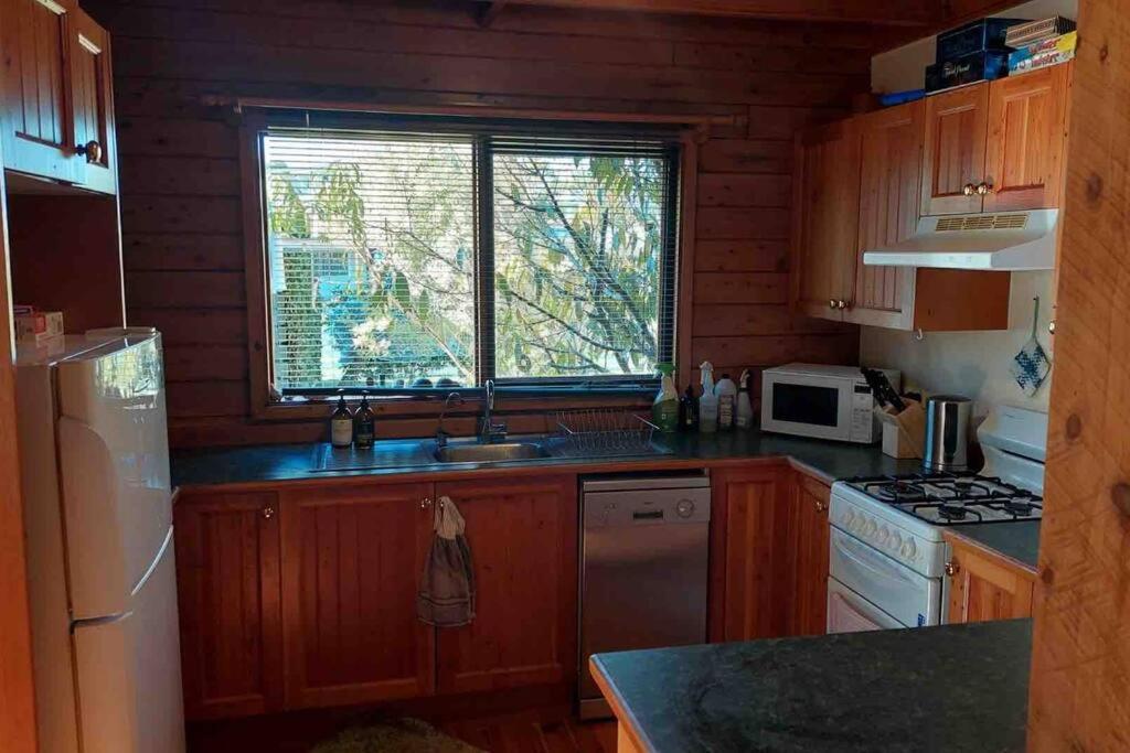 Fantastic log cabin on Burrill Lake with own Jetty - Pet Friendly