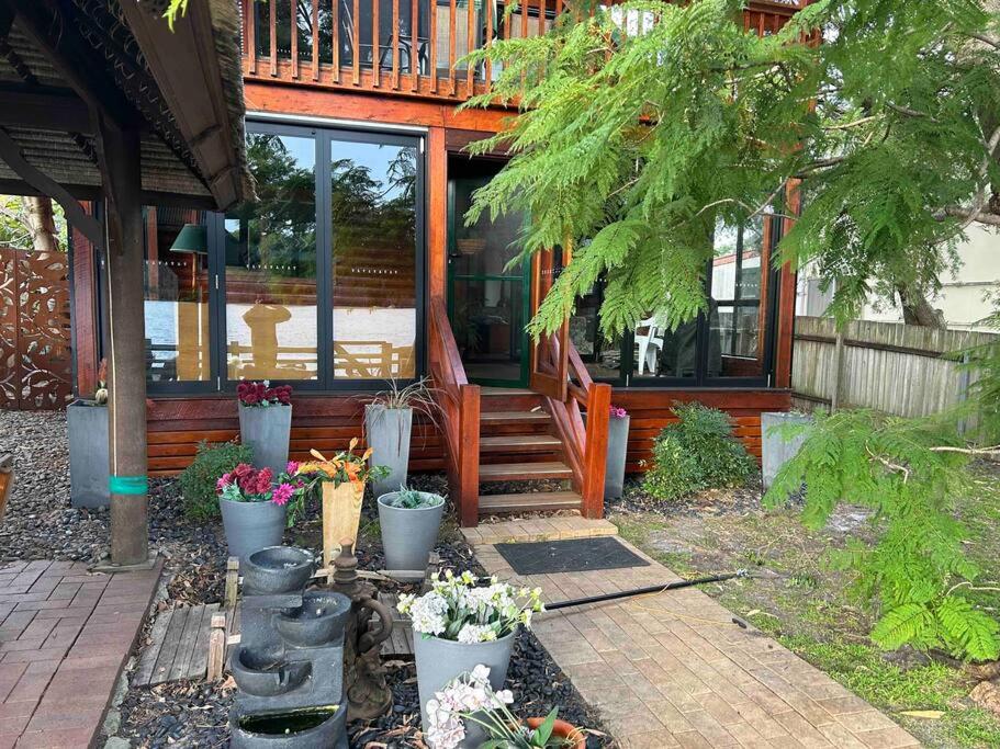 Fantastic log cabin on Burrill Lake with own Jetty - Pet Friendly