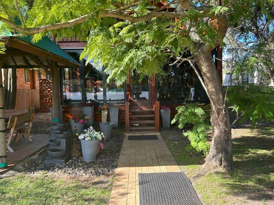 Fantastic log cabin on Burrill Lake with own Jetty - Pet Friendly